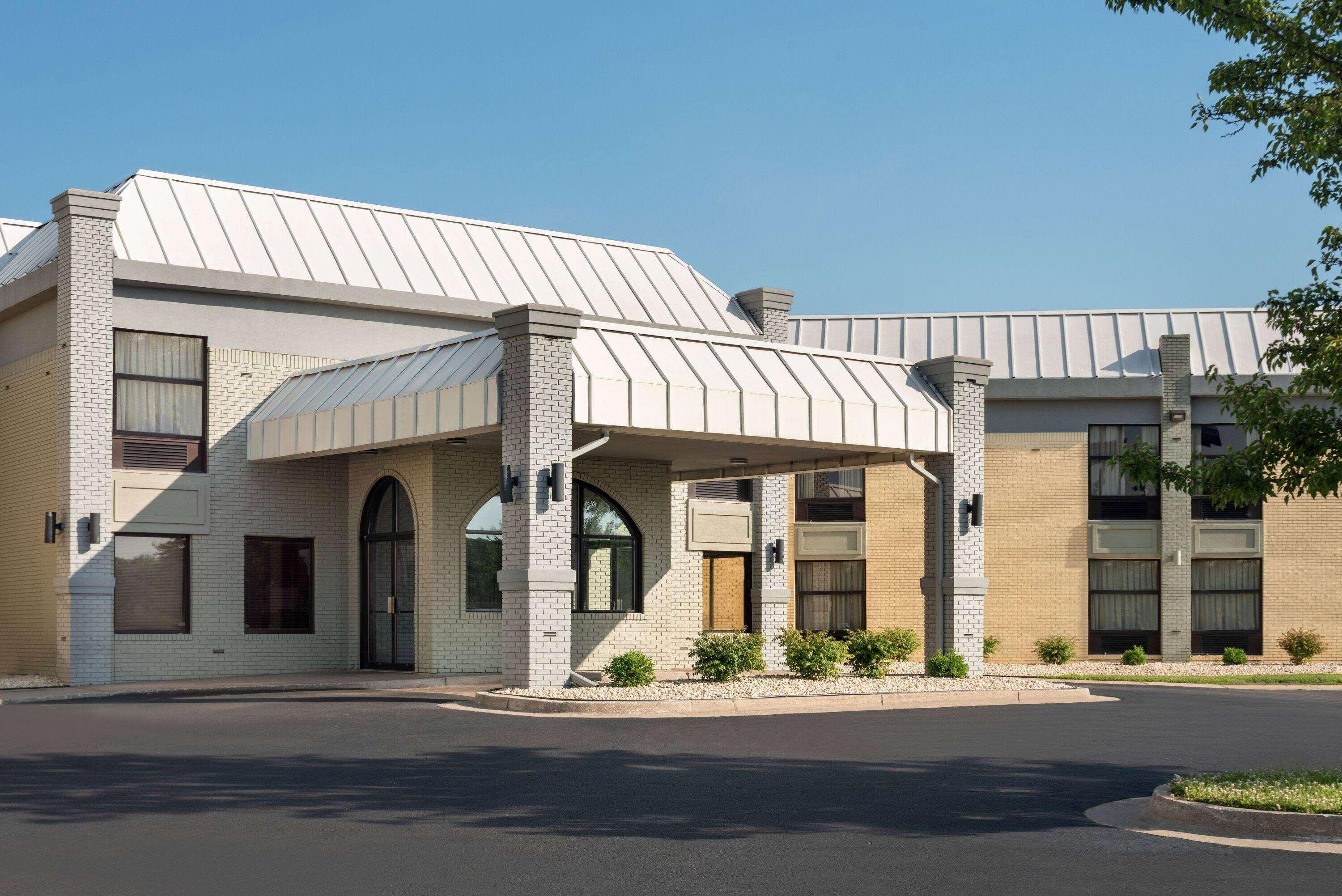 Days Inn & Suites By Wyndham Merrillville Buitenkant foto