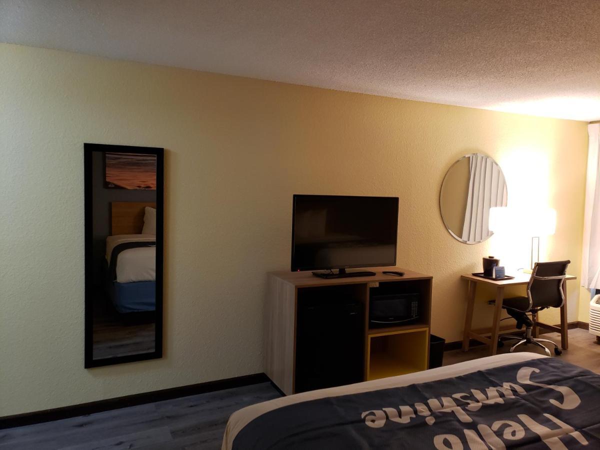 Days Inn & Suites By Wyndham Merrillville Buitenkant foto